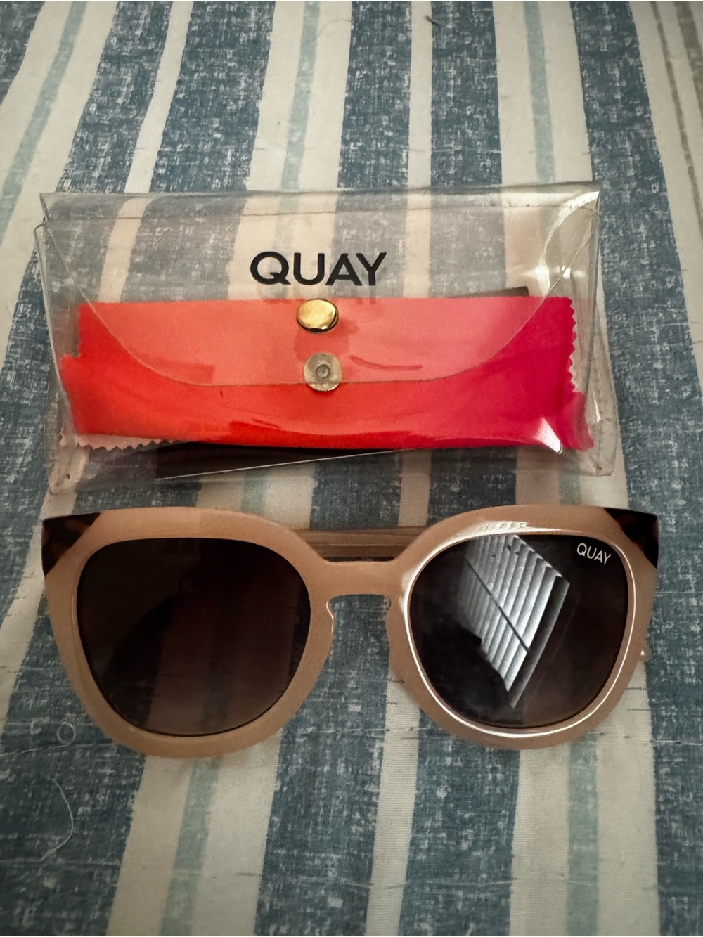 NWOT, Quay pink matte sunglasses .